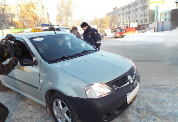 Нелегальные такси: сотрудники ГИБДД вышли в морозный рейд