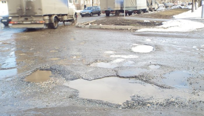 Разбитая и нерасчищенная дорога – основные причины ДТП в Кирове
