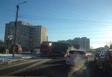 На Производственной застряла фура: водители объезжают пробку по тротуару