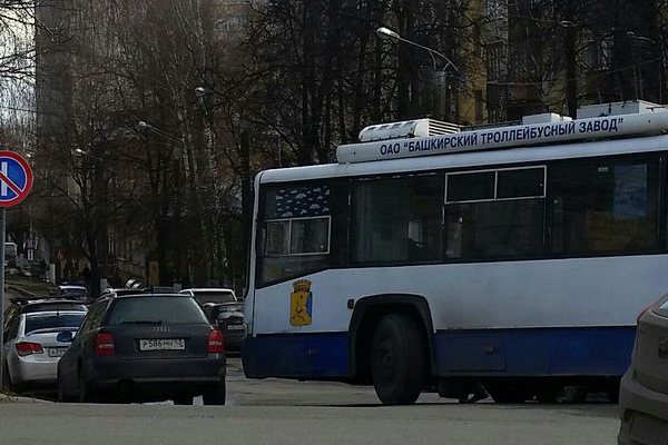 Из-за «мастеров парковки» в Кирове образовался троллейбусный затор