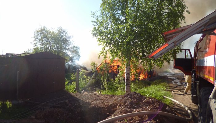 В Кирове сгорели гаражи с двумя легковушками