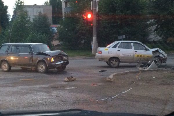 «Аварийное» воскресенье в Кирове: 2 крупных ДТП за вечер
