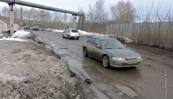 12 машин пробили колеса: ГИБДД выясняет, кто раскопал яму