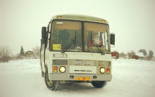 В Котельничском районе Дед Мороз сел за руль автобуса