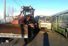 ПАЗ столкнулся с грейдером: два пассажира пострадали