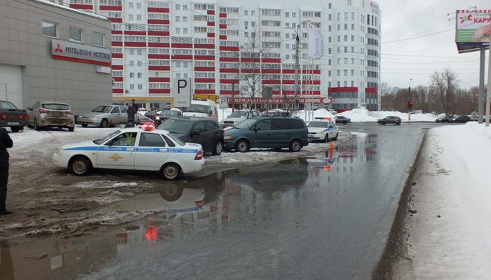 В Кирове сердечный приступ оборвал жизнь водителя: машина врезалась в «Хендай»