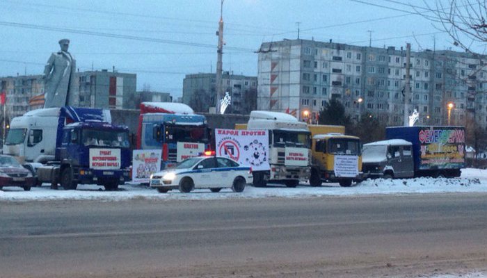 Кировские дальнобойщики устроили новогоднюю акцию протеста против платных дорог