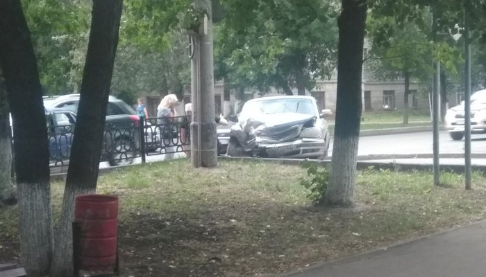 Две аварии подряд на Октябрьском проспекте. На месте МЧС и медики