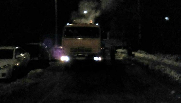 В Кирове по ночам дорожники продолжают с упорством укладывать асфальт в снег