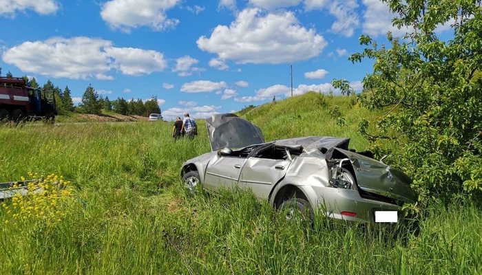 В Кировской области водитель Renault Logan вылетел в кювет