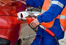 В первые месяцы 2015 года бензин резко подорожает