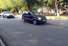 Осевую разметку на Октябрьском проспекте залили битумом