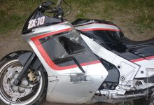 Пьяный мотоциклист попал под колеса нарушившей правила «Нивы»