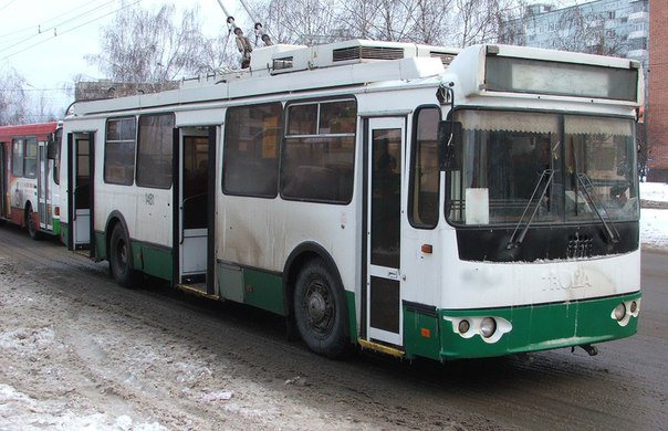 На Комсомольской пассажир выпал из троллейбуса
