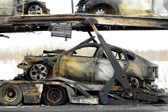Из-за неисправного автовоза на трассе «Вятка» сгорело четыре иномарки
