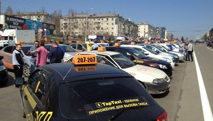 Кировские таксисты устроили сход на Октябрьском проспекте