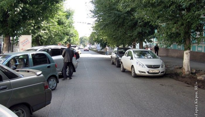 Кировским водителям запретили оставлять транспорт на проезжей части улиц