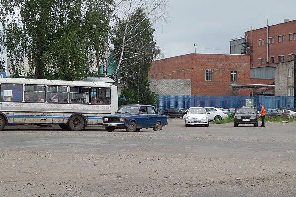 В Омутнинском районе таксист проколол колеса водителю, занявшему его место