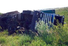 В Яранском районе фура съехала в кювет и опрокинулась