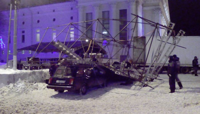 На Театральной площади экран с металлоконструкцией упал на «четверку»
