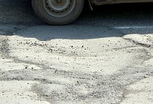 На улице Карла Маркса на проезжей части образовывается провал