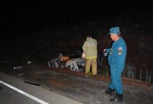 «Мицубиси» врезался в МАЗ на ночной трассе: погиб пассажир