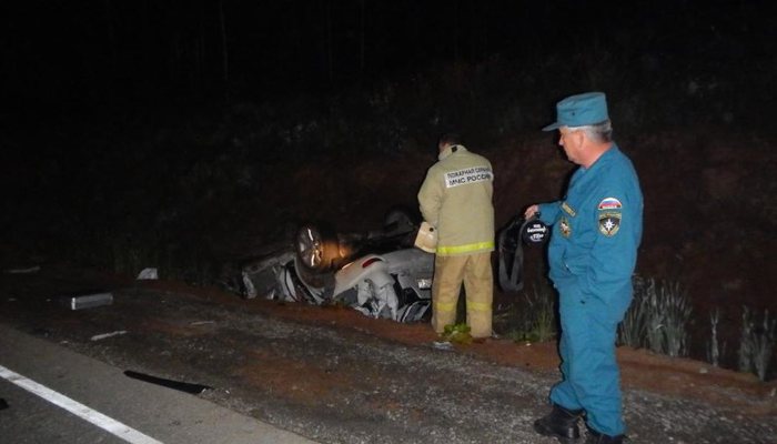 «Мицубиси» врезался в МАЗ на ночной трассе: погиб пассажир