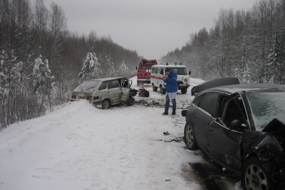 На трассе в Омутнинске погибшего водителя вырезали из  «четырнадцатой»