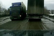 Новое хобби водителей - снимай на видео разбитую дорогу