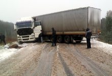 Прицеп фуры перегородил трассу Киров-Пермь