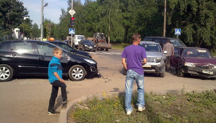 На перекрестке Некрасова и Сурикова случилось тройное ДТП