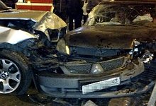 Авария: На глазах прохожих BMW X5 впечатал Lancer в бордюр