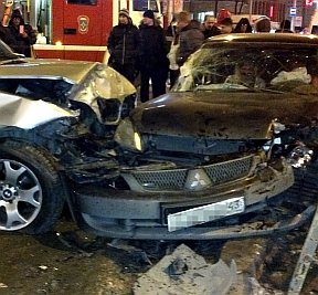Авария: На глазах прохожих BMW X5 впечатал Lancer в бордюр