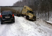 На трассе «Вятка»  автобус и «легковушка» столкнулись с фурой: 6 человек погибли