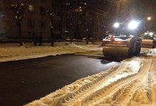На улице Пятницкой уложили асфальт в снег