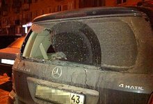 На парковке в центре города железной трубой разбили Merсedes