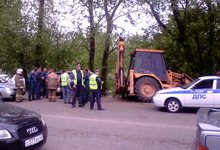 Трактор сбил мать с ребенком на тротуаре