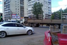 Будут пробки. На Карла Маркса КамАЗ въехал в УАЗ 