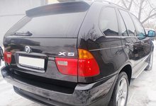 «Х5-я» врезалась на трассе в ограждение и загорелась