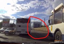 На Октябрьском проспекте троллейбус оборвал провода