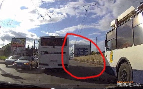 На Октябрьском проспекте троллейбус оборвал провода