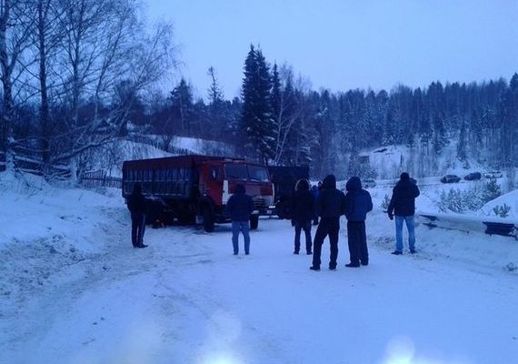 В Вятскополянском районе КамАЗ, попавший в ДТП, заблокировал дорогу 
