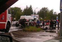 На Лепсе «Форд Фокус» врезался в ограждение и перевернулся на крышу