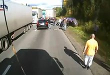 Дальнобойщики избили вымогателя и перевернули его машину