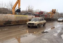 Опасная яма на Менделеева: сразу 5 машин прокололи колеса