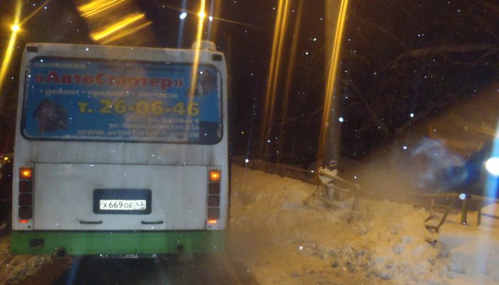 В Кирове автобус с пассажирами врезался в столб