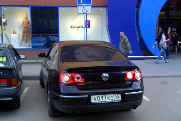 #парковка43: Участники «хит-парада» предпочитают тротуары