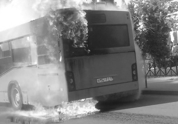 В Омутнинском районе на ходу вспыхнул пассажирский автобус