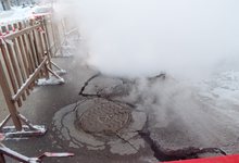 На улице  Тимирязева провалился  асфальт, из под земли валят клубы горячего пара
