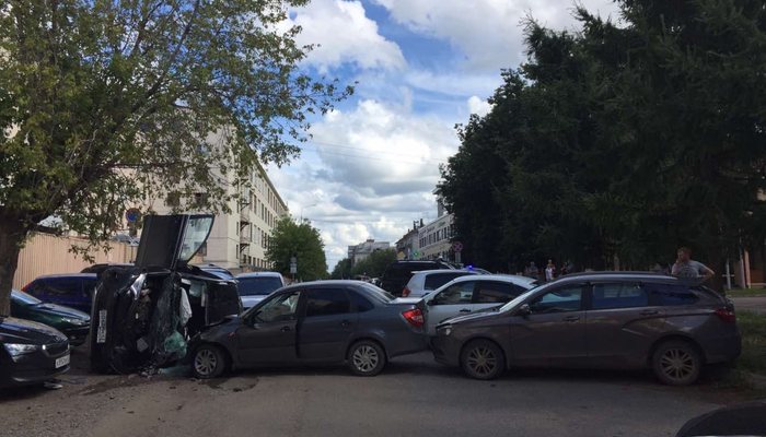 Кировчанка протаранила 5 автомобилей: пострадали три человека, в том числе один ребёнок